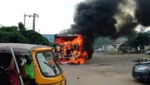 Ikamyo yatwitswe irashya irakongoka nyuma yo kugonga igahitana umugabo n'abahungu be 2