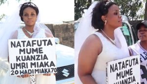 Umugore amaze iminsi 5 agendana icyapa cyanditseho ko ashaka umugabo 