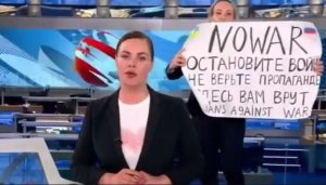 Russia: Umukozi yinjiye hagati mu makuru kuri TV ya leta yamagana intambara