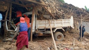 Nyaruguru: Fuso yakoze impanuka ihingukira munzu ihitana babiri icumi barakomereka