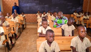 IFOTO Y'UMUNSI: Perezida Ndayishimiye yifatanyije n'abana batangiye amashuri