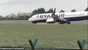 Abagenzi batashywe n'ubwoba ubwo indege barimo yaparikaga nabi 