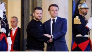 Macron wiyerekanye nk'uhangana na Putin arahura n'Abasirikare ba Ukraine bari gutorezwa mu gihugu cye