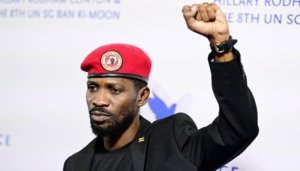 Bobi Wine yongeye kwibasira Gen. Muhoozi, avuga ko ubwenge bwe budashishoza