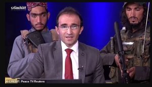 Umunyamakuru yagaragaye afite ubwoba ubwo yasomaga amakuru akikijwe n'Abatalibani bitwaje intwaro