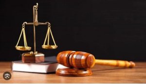 Abacamanza bananiwe kumvikana ku mikirize y'urubanza bafatana mu mashati