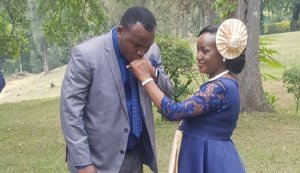 Meya wa Rutsiro yaterewe ivi n'umukunzi we banasezerana mu Murenge [AMAFOTO]