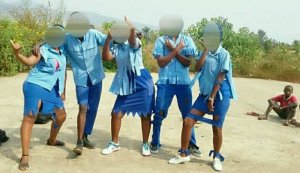 IFOTO Y'UMUNSI: Nyuma yo kurangiza ibizamini abanyeshuri biciriyeho imyenda y'ishuri