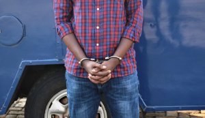 Yatawe muri yombi azira kwambura abakobwa nyuma yo kubakoresha imibonano mpuzabitsina 