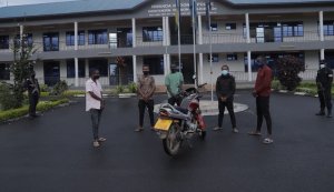 Musanze: Polisi yaguye gitumo abari bagiye gusenya moto y'abandi bakagurisha ibyuma byayo