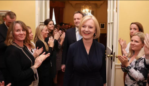 Minisitiri w'intebe mushya wa UK yashyize inshuti ze mu myanya ikomeye