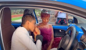  Umu raperi Noti Flow ukundana n'abo bahuje imiterere yageneye impano y'imodoka umukunzi we bavuga ko bazakorana ubukwe (Amafoto)