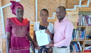 Uwikuzo wafotowe ari kwigira ku muhanda abifatanyije no gucuruza yahinduriwe ubuzima