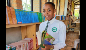 Uwikuzo wafotowe ari kwigira aho yacururizaga imbuto yageze ku kigo cyamuhaye Buruse