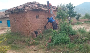 Nyamagabe: Batatu batawe muri yombi bazira gusenyera umwisengeneza wabo