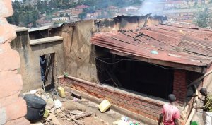 Gitega: Inzu yabagamo umuryango w'abantu 10 yahiye irakonkoka[AMAFOTO]