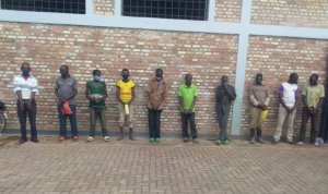 Abayobozi 10 b'umudugudu bafatiwe mu kabari barenze ku mabwiriza yo kwirinda Covid-19