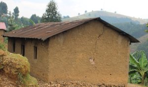 Rutsiro: Hari abaturage bavuga ko bamaze imyaka 5 badatera akabariro kubera inzu bimuriwemo bakurwa muri nyakatsi