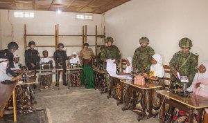 Mozambique: Inzego z'umutekano z'u Rwanda zahaye abagore inkunga y'imashini zidoda