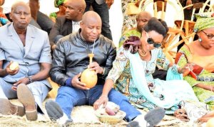 Perezida Ndayishimiye yongeye kugaragara asangira n'abaturage urwagwa [AMAFOTO]