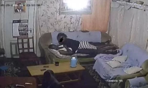 Pasiteri yatezwe Camera n'umugore we afatwa ari gusambanya umukozi wabo