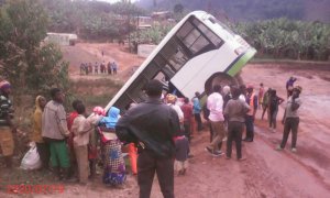 Gicumbi :Imodoka ya RITCO yakoze impanuka igwa mu mugezi Imana ikinga ukuboko