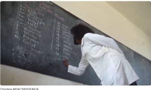 MINEDUC yagize icyo ivuga ku barimu bakorera akazi kure y'imiryango basaba kuyegerezwa