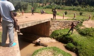 Huye: Barasaba gusanirwa iteme ryangijwe n'imvura kigahuhurwa n'imodoka