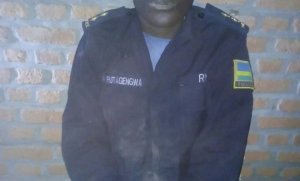 Umugabo Yafashwe ari kwiba yiyambariye imyenda ya polisi y'u Rwanda iriho inyenyeri 2