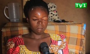 Nsabimana Innocent yakoreye ibya mfura mbi umugore we Uwimana Odette amumenaho isafuriya y'ibiryo bishyushye mu mutwe