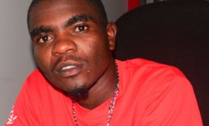 Amashusho y'umuhanzi nyarwanda yifashe ari guhohotera umwana we akomeje gukwirakwira ku mbuga nkoranyambaga