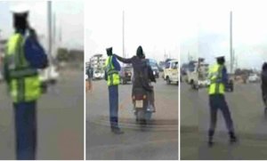 Umujura wari kuri moto yashikuje umupolisi telefoni ari kuyivugiraho!