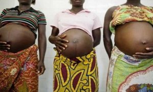 Umwarimu yateye inda abakobwa 3 bo mu ishuri rimwe yigisha