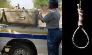 Umwana w'imyaka 15 yiyahuye nyuma yo gufatwa na nyina ari gusambanya na mugenzi we