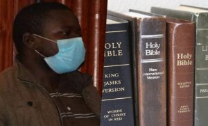 Umugabo yatawe muri yombi azira kwiba Bibiliya mu isoko 
