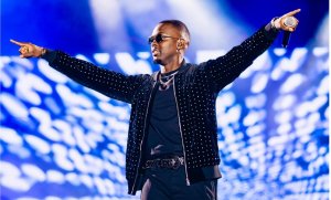 Yariguze muri 2017! Shaffy yahishuye uburyo ikote yambaye mu gitaramo cya Kevin Kade ribitse amateka