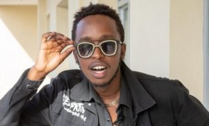 Ifoto ya Lil G ari hagati mu maguru y'umukobwa yateje ururondogoro ku mbuga nkoranyambaga[AMAFOTO]