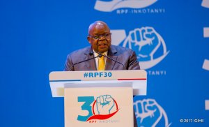 Perezida Kagame yategetse ko ibendera ry'igihugu n'irya EAC yururutswa mu kunamira Mkapa