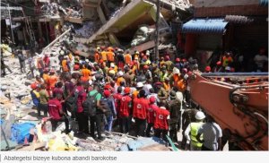 Tanzania: Abakora ubutabazi boherereje amazi abaheze mu nyubako yahirimye bayanyujije mu myenge