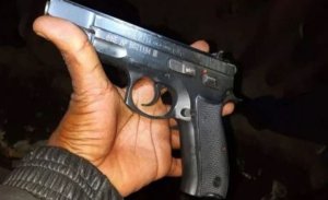 Abapolisi 2 babiri barasanye bapfa umugore bakunze bombi