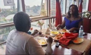 Umugabo n'umugore basohokanye mu birori byo kwishimira ko bahanye gatanya