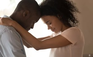 Dore ibyo ukwiye kwitaho mu gihe ugiye guhitamo hagati y'abasore 2 bagukunda