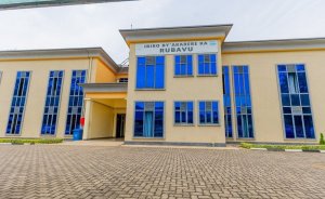 Rubavu: Umukobwa w'imyaka 18 afungiye guta uruhinja yabyaye mu bwiherero bw'umuturanyi