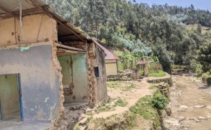 Ngororero: Inzu z'ubucuruzi 40 zasizwe mu manegeka n'ibiza zirimo gusenywa