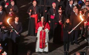 Papa Leo XIV yikoreye umusaraba; ibyaherukaga mu myaka irenga 30 ishize