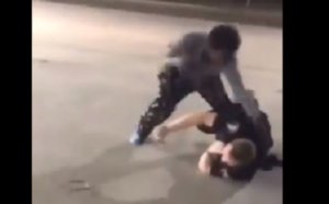 Amerika:Amashusho y'umupolisi w'umuzungu watabawe ubwo yakubitwaga n'umwirabura yashakaga gufata yaciye ibintu