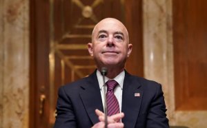 Amerika: Abarepubulika Barashaka Kwirukana Minisitiri w'umutekano