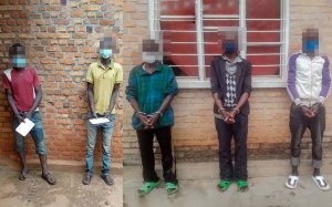 Polisi yafashe abakekwaho kwiba ibikoresho bitanga amashanyarazi mu ngo z'abatishoboye