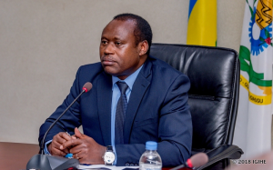 MINECOFIN yasubije abumva ko umusaruro uzagabanuka kubera leta yagabanyije amasaha y'akazi