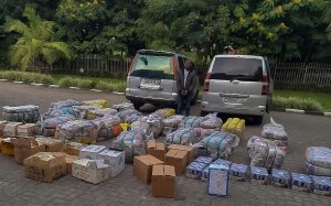 Polisi yafashe imodoka ebyiri zipakiye amabaro 25 y'imyenda n'ibindi bicuruzwa bya magendu